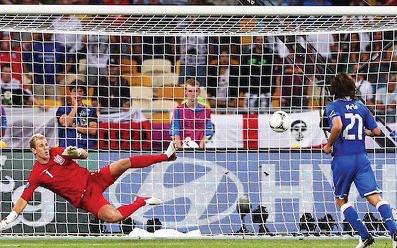 Andrea Pirlo đánh lừa thủ môn thực hiện cú sút phạt đền theo kiểu panenka