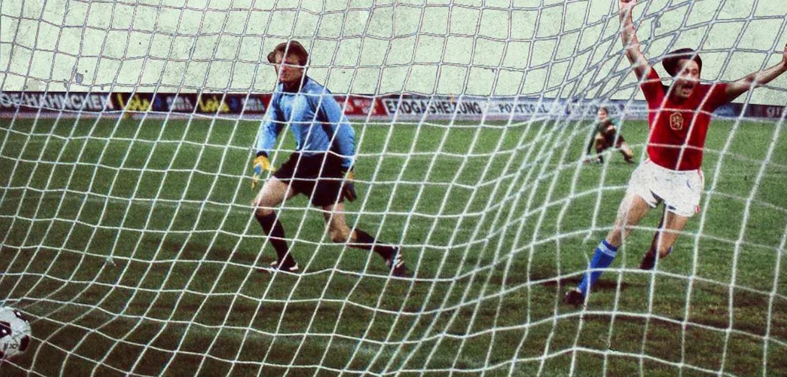 Cách sút Panenka được thực hiện bởi cầu thủ Antonin Panenka từ năm 1976