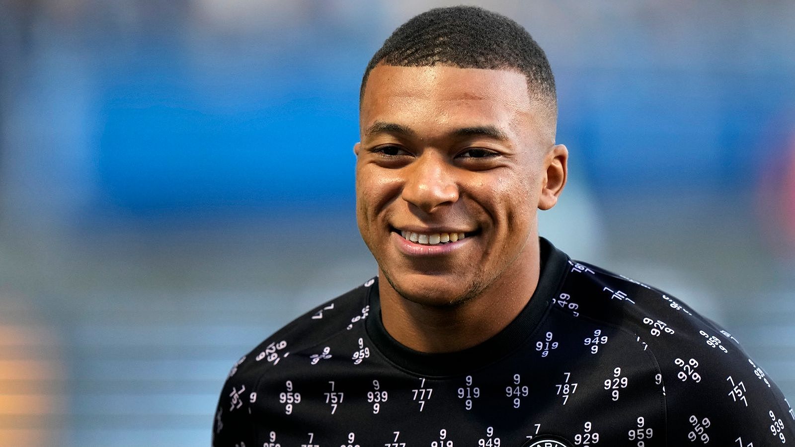 Kylian Mbappé với vẻ ngoài điển trai