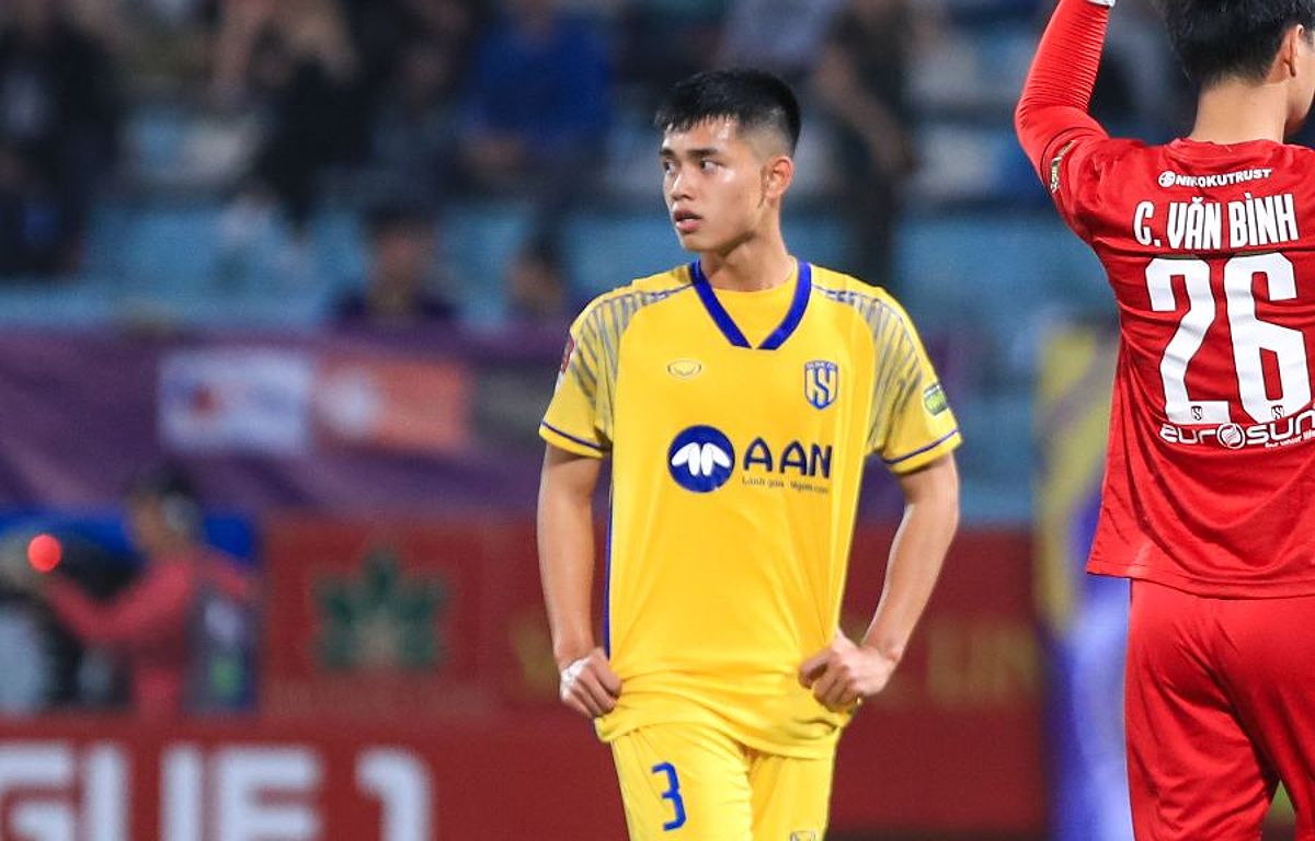 Lê Nguyên Hoàng trong màu áo đội Sông Lam Nghệ An chơi tại V.League 2023-2024